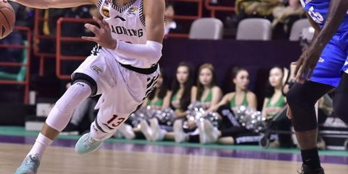 史诗级群殴，森林狼活塞14人混战毁三观，7人驱逐创21年纪录，斯图尔特暴打裁判成新奥本山事件！.